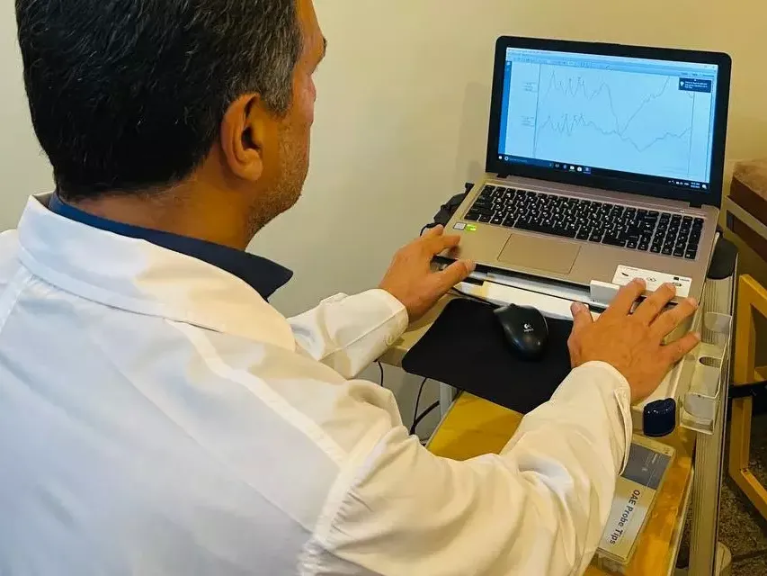 انجام آزمون ABR در تخمین آستانه های شنوایی کودک کم شنوا